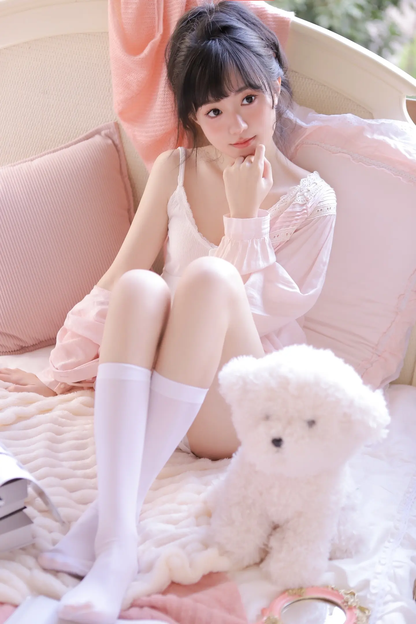 冰心曾说：“世界上若没有女人，这世界至少要失去十分之五的真，十分之六的善，十分之七的美。”女性有很多身份，女儿，恋人，妻子，妈妈，同事……不管是哪一种身份，我们女性都是这个世界上最美的花朵和色彩，是爱和幸福的源泉。祝我们妇女节快乐！💕