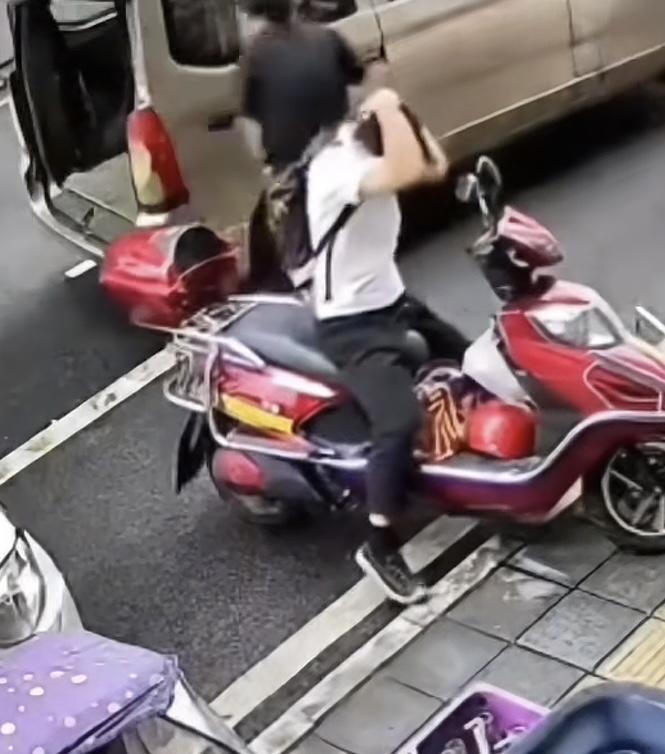 贵阳警方回应“菜刀坠落险砸到人”！曾有人被灭火器砸头身亡