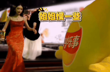 星光大赏上的这位“保镖”怎么这么与众不同呢？原来是我们派出的孟姐专属乐事牌保镖—