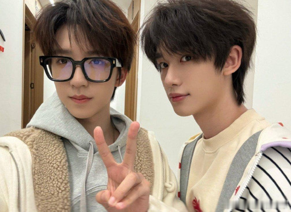 贺峻霖祝丁程鑫本命年快乐本命年快乐⊙▽⊙🥳两位宝宝友谊长存 一切顺顺利利 生活