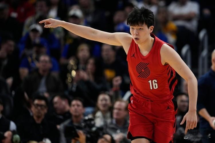 骑士今天没有靠球星米切尔Carry，只拿出一个蓝领吃饼型中锋贾勒特·阿伦打爆了开