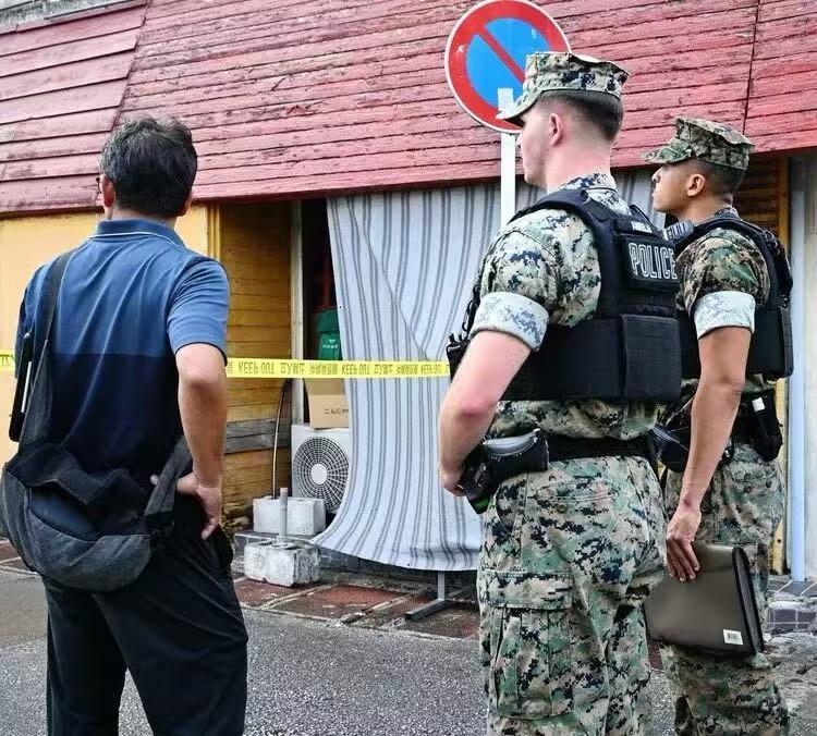 一名美国海军陆战队士兵被发现死于上锁车辆的驾驶位，死因蹊跷。
       8月