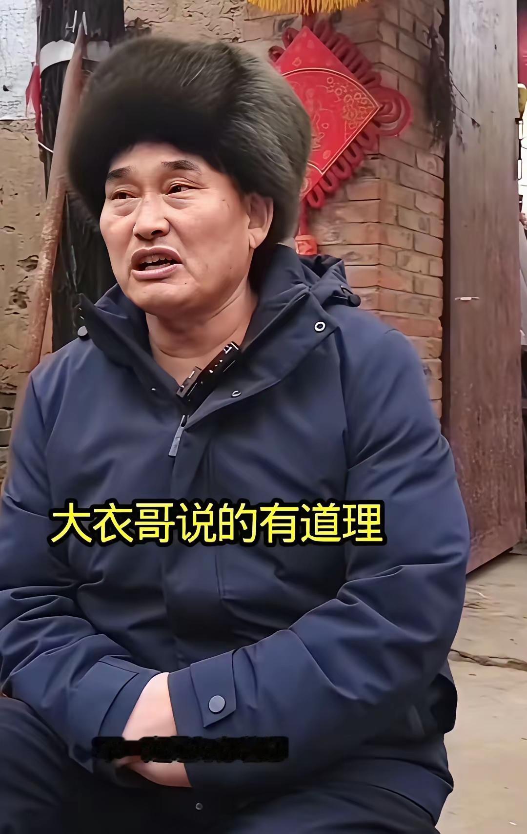 天净沙·大衣哥
田头垄亩留痕，
布衣不染风尘，
笑拒浮名俗论。
乡音犹嫩，
高歌