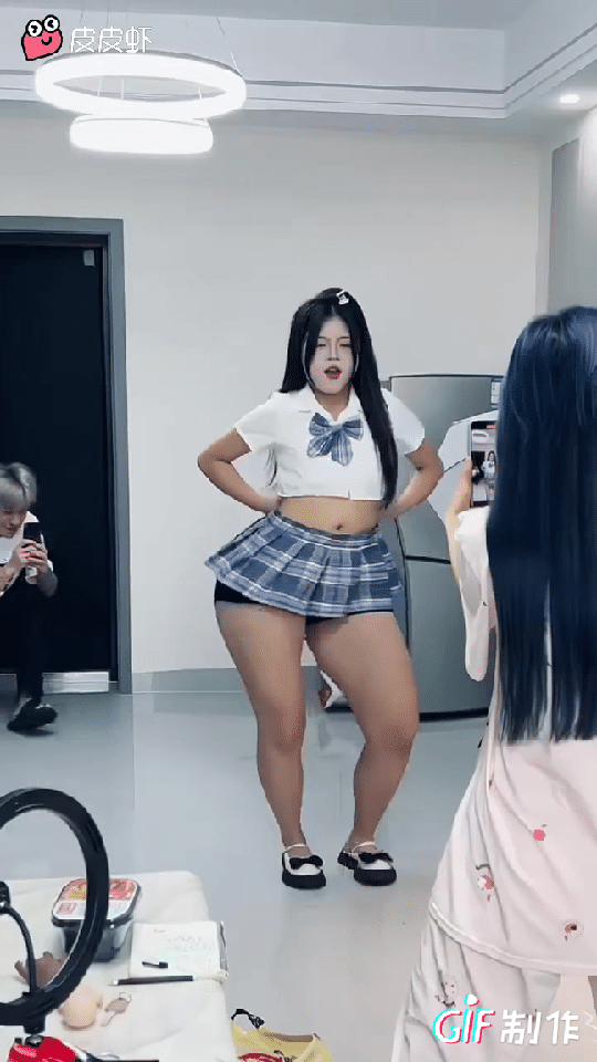 这可是真实现状，只能说直播美颜功能太强大了[捂脸][捂脸][捂脸][来看我][来