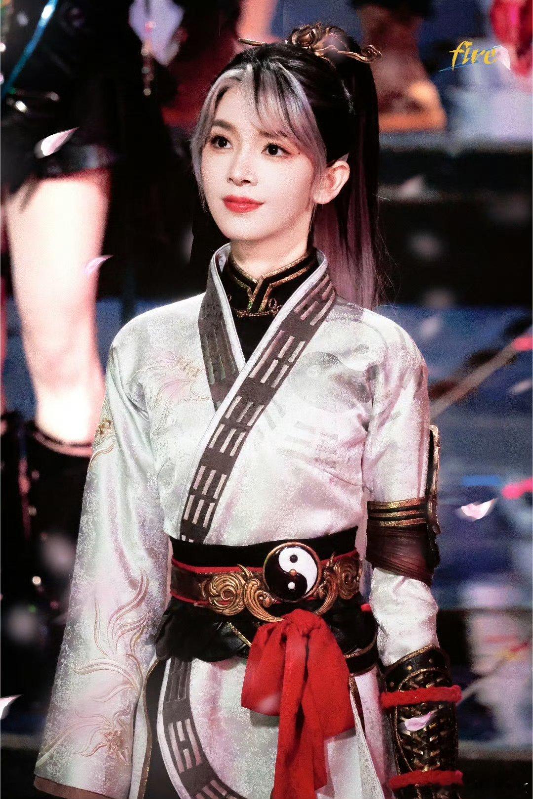 陈瑶钓系美人 哇塞陈瑶也太会了吧！完全不刻意撩人，淡淡的眉眼轻飘飘一个眼神，清冷