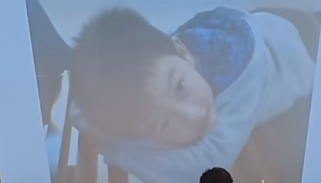贺峻霖  又一张之前没有见过的小霖，太萌了🥺 