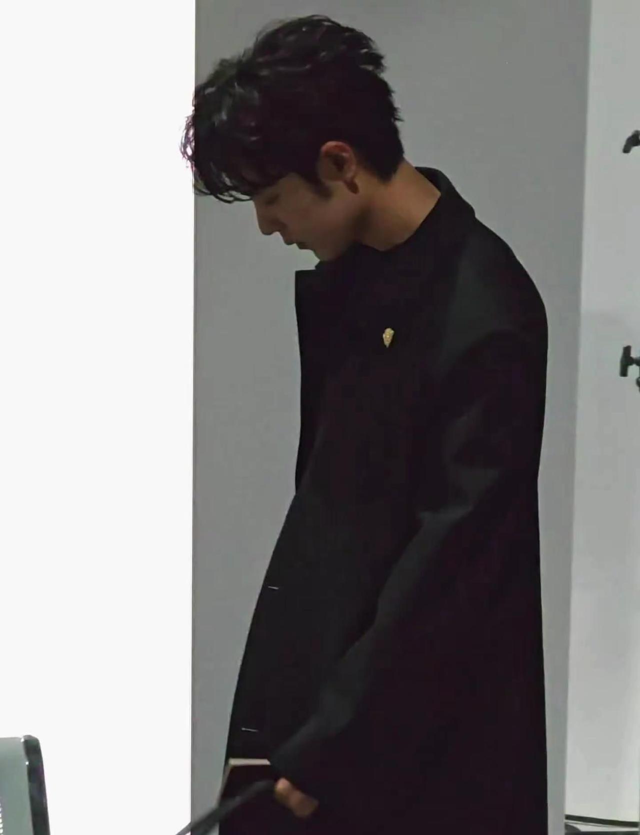 此男只需略微出手 米兰时装周 肖战安利