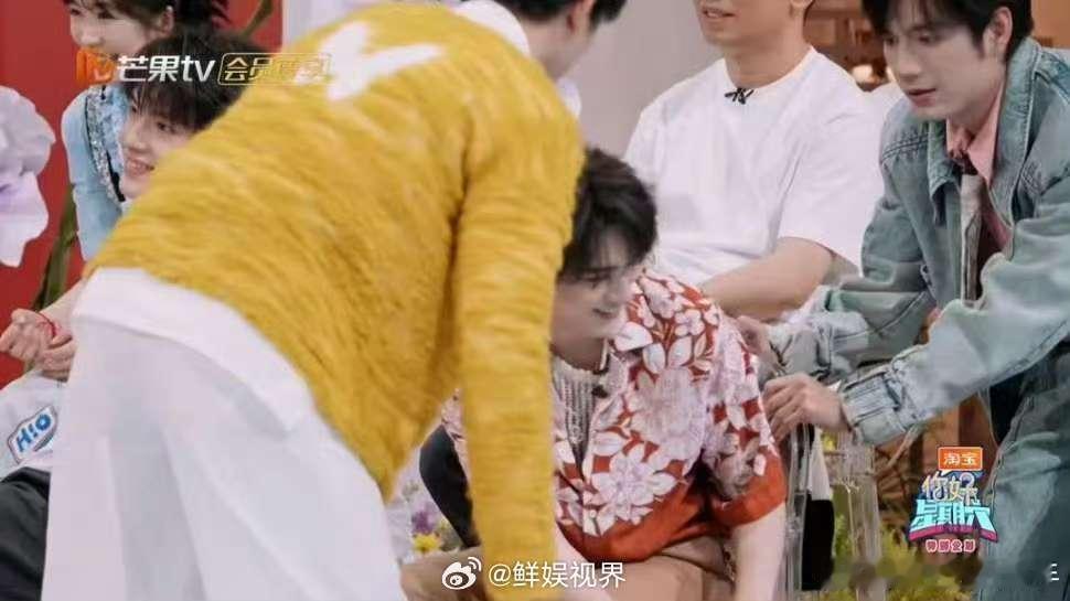 丁程鑫帮忙捣乱就在一瞬间你好星期六不愧是丁程鑫，捣乱也能这么有趣味！他的每一个心