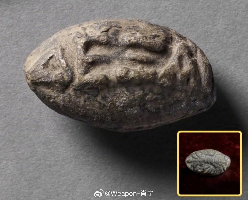 烽火问鼎计划每天认识一件兵器 这枚刻有铭文的希腊投石索子弹虽小却意义非凡，它来自