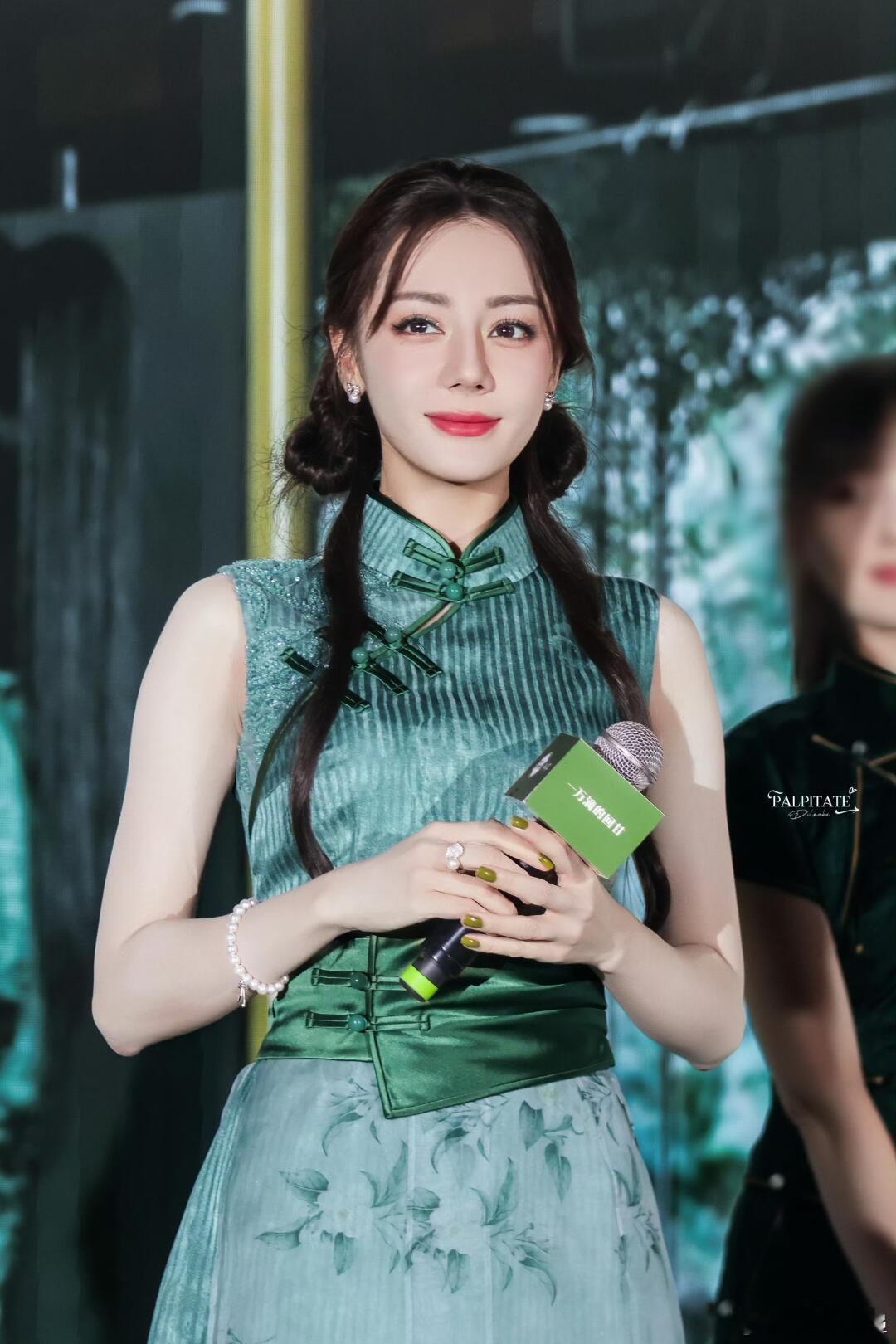迪丽热巴直播迪丽热巴直播造型，身穿绿色新中式旗袍，化身江南美人迪丽热巴 ​​​
