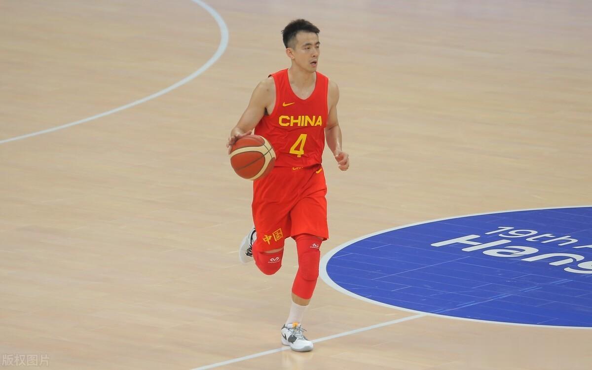 赵继伟打亚洲一些比较弱的球队，表现是真没话说，面对中国香港，半场四记三分，直接化