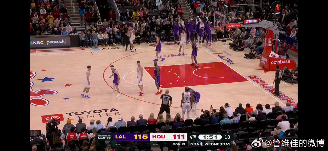 关键时段仍然是詹姆斯对申京，艾顿防阿门，这也是上一场第四节限制火箭、包夹KD的基