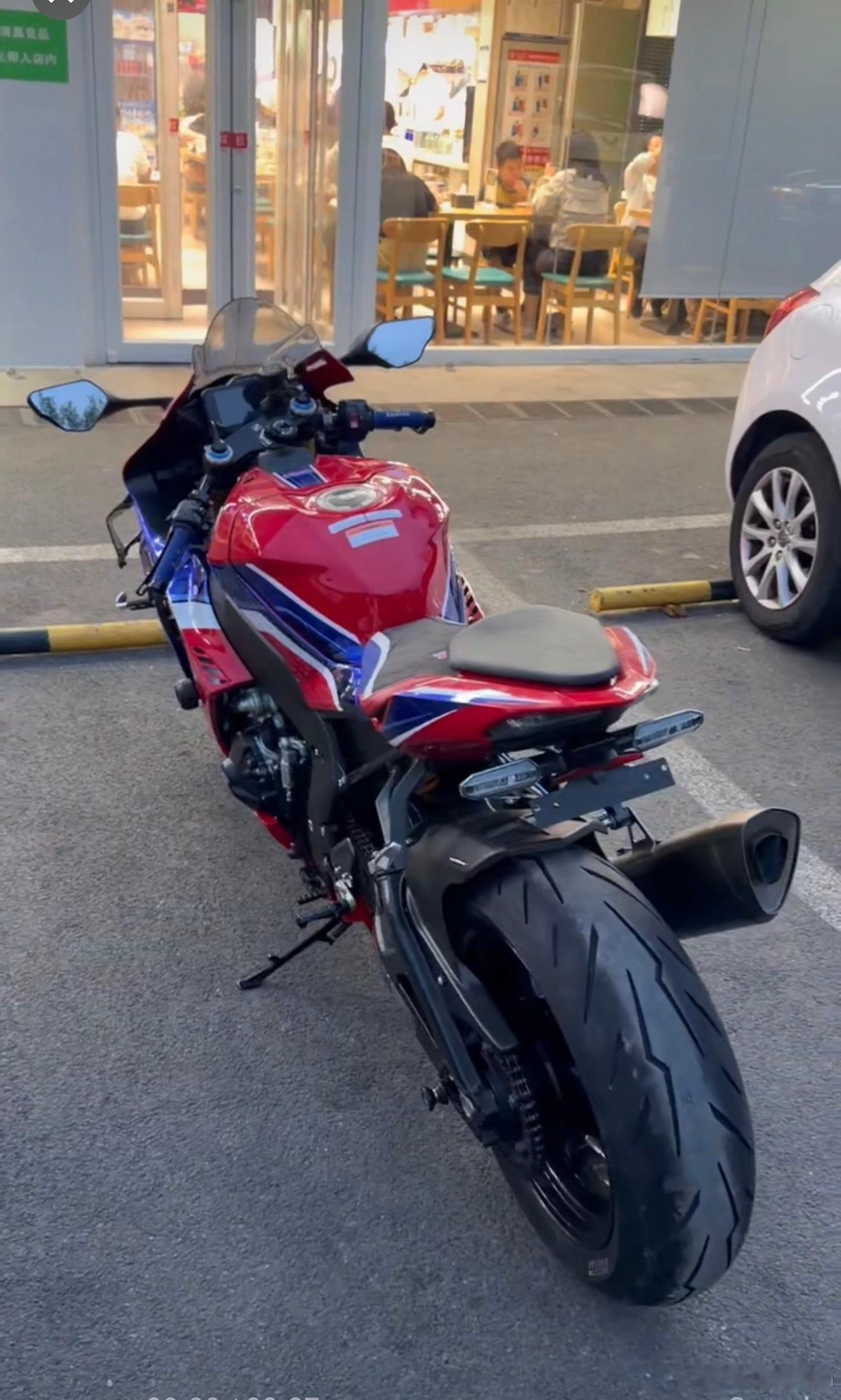 我下午骑了会火刃 本田CBR1000RR-R SP版，太太太太太爽了，兴奋到完全