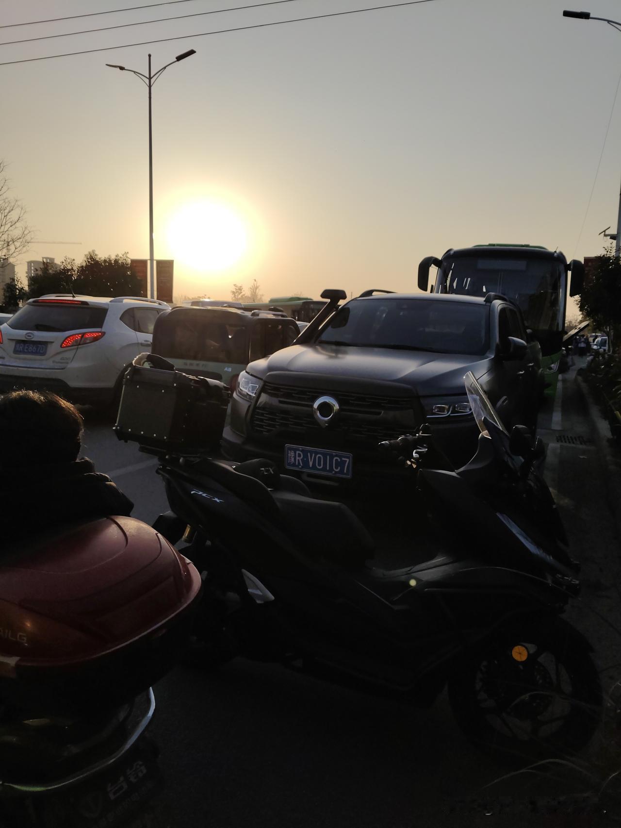 下午五点半，我骑小电驴在接娃的路口堵着，一眼瞅见辆黑长城炮，跟块铁疙瘩似的杵路中