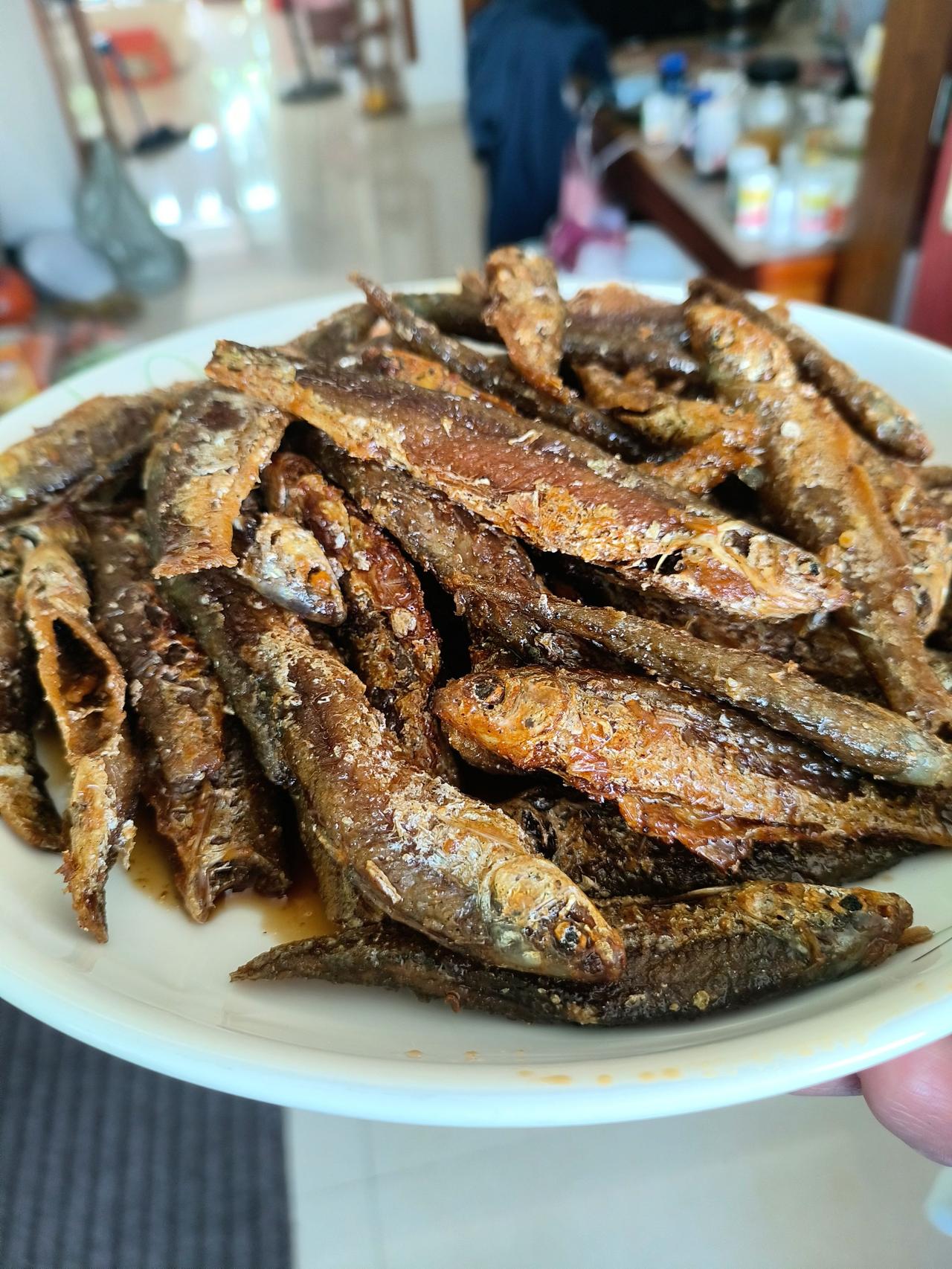很新鲜的穿条鱼，肉细刺软。又基本是半卖半送，油炸很好吃，特别是炸酥了鱼刺也能吃，