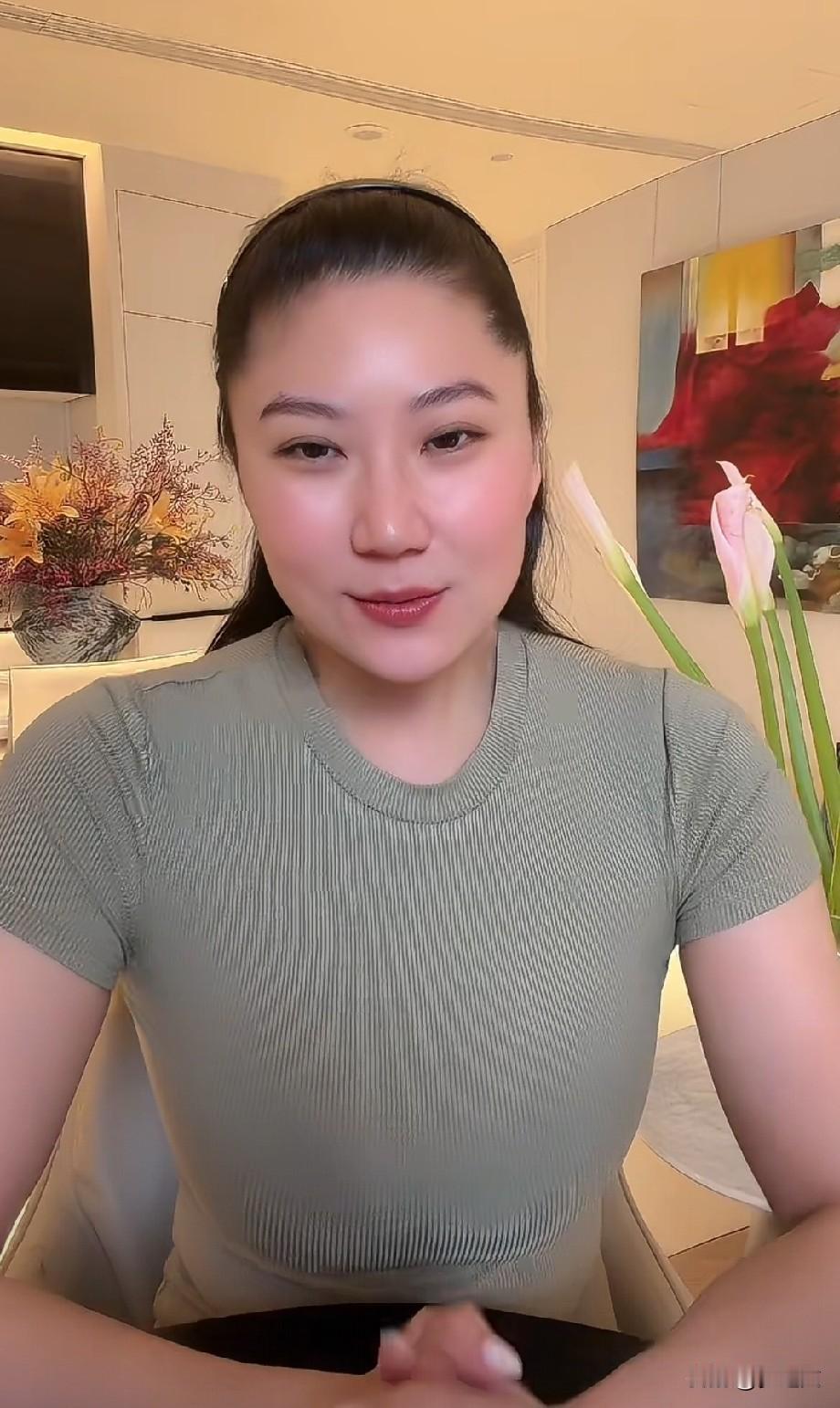 马可可粉丝说她吃胖了，可可说没有胖还是老样子，说实话她的颜值确实不错，五官精致，