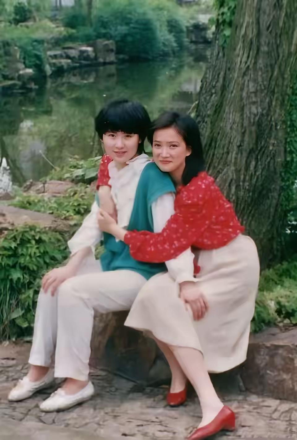 这是何晴与夏菁的合影，夏菁在电影红楼梦中反串贾宝玉，何晴饰演秦可卿。