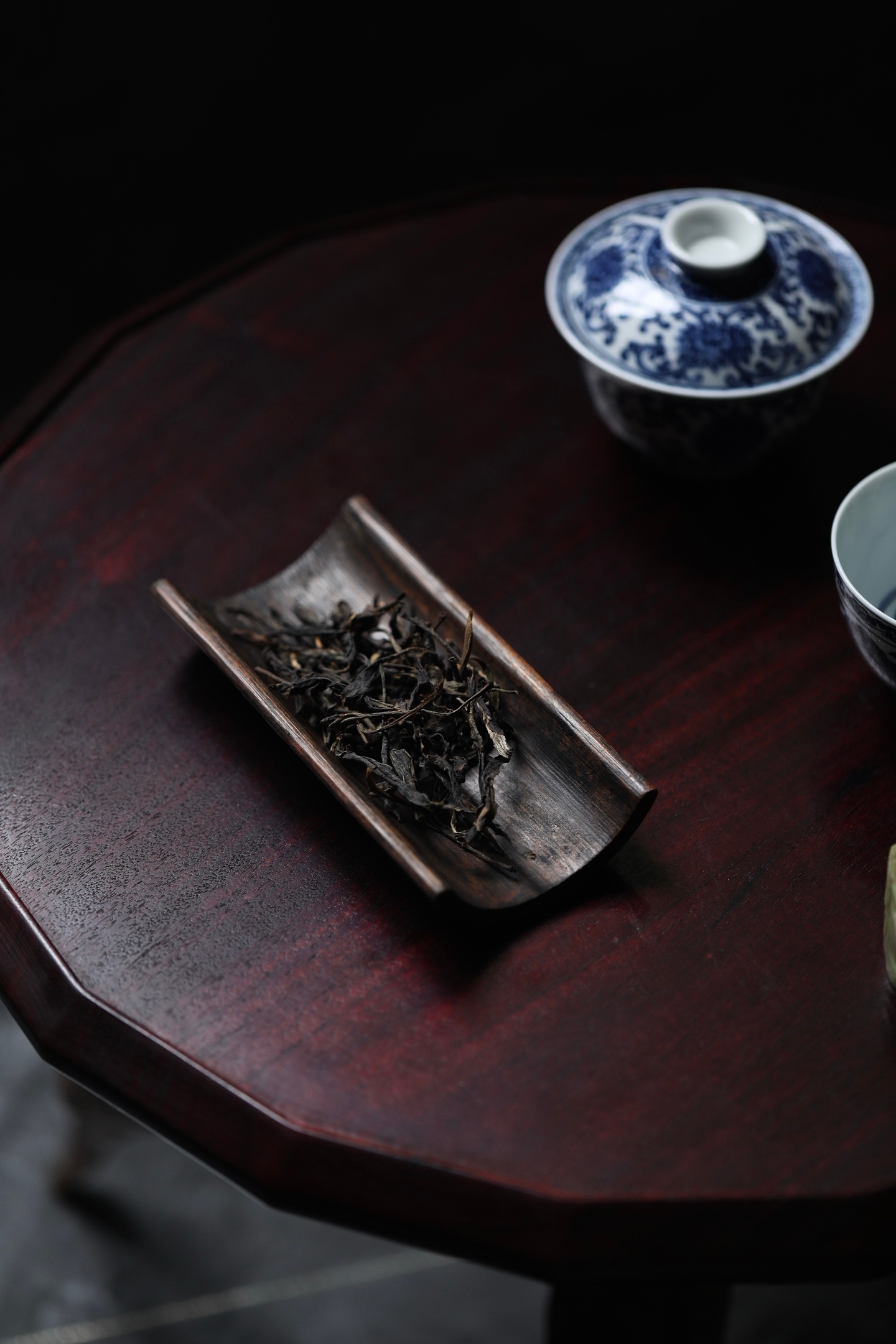 竹雕 | 金蟾茶则器形仿瓦当弧度，线条简洁利落，握感称手。筒身通景雕绘海涛金蟾，