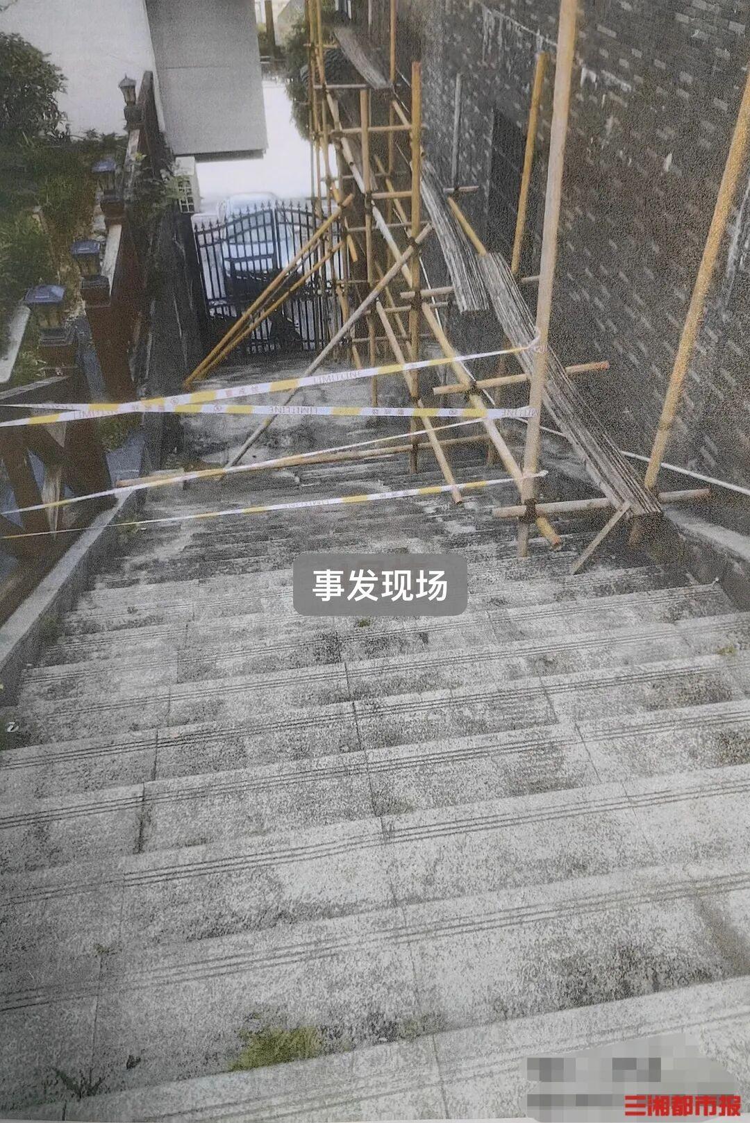 低头玩手机坠梯身亡，百万索赔案判了，责任划分戳醒众人
 走路分心玩手机，竟会酿成