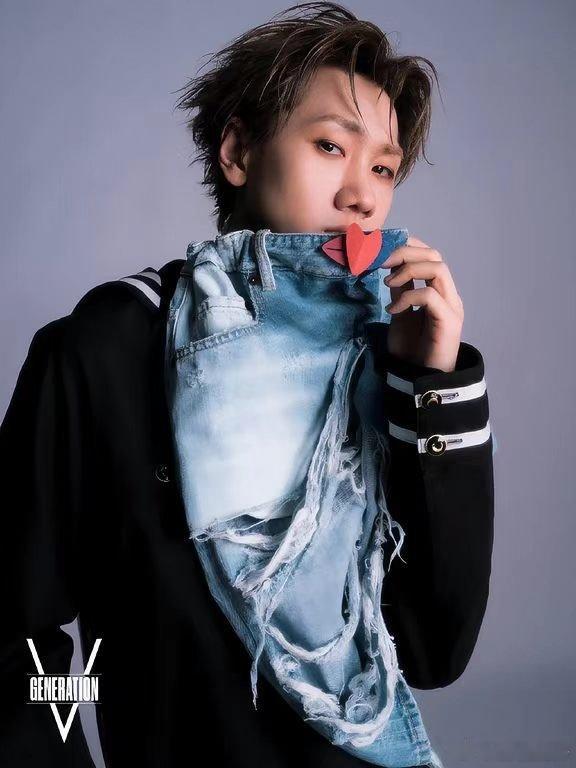 汪苏泷6分钟握了我一辈子的手 演唱会现场双向奔赴，简单的握手被网友趣味调侃。 ​