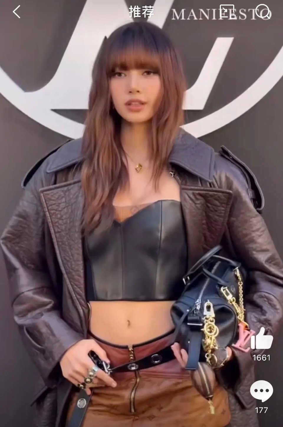 Lisa有了刘海后就跟之前的人间油物彻底不一样了 ​​​