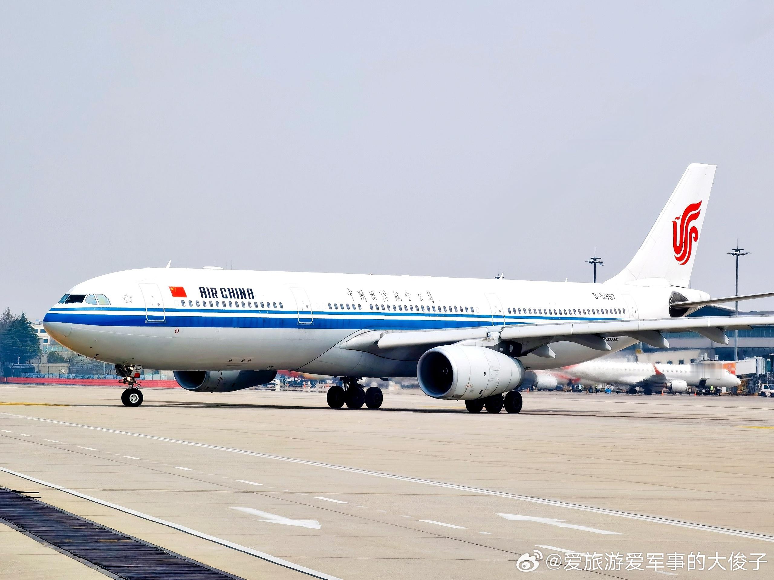 国航330宽体机#中国国际航空# 330搭配国航腰线，看起来非常大气#中国航空摄