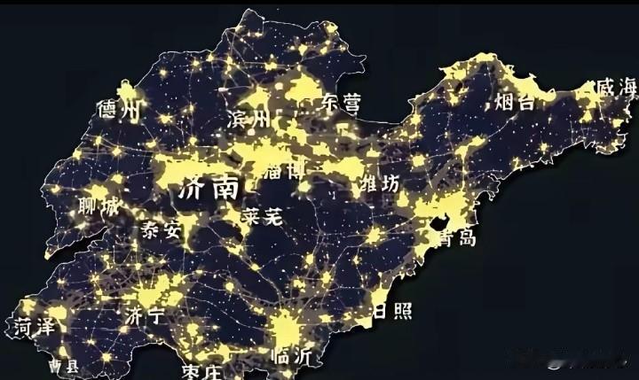 翻看卫星夜光夜间灯光图，我们很直观的发现济南、淄博、潍坊，连同滨州、东营的建成区