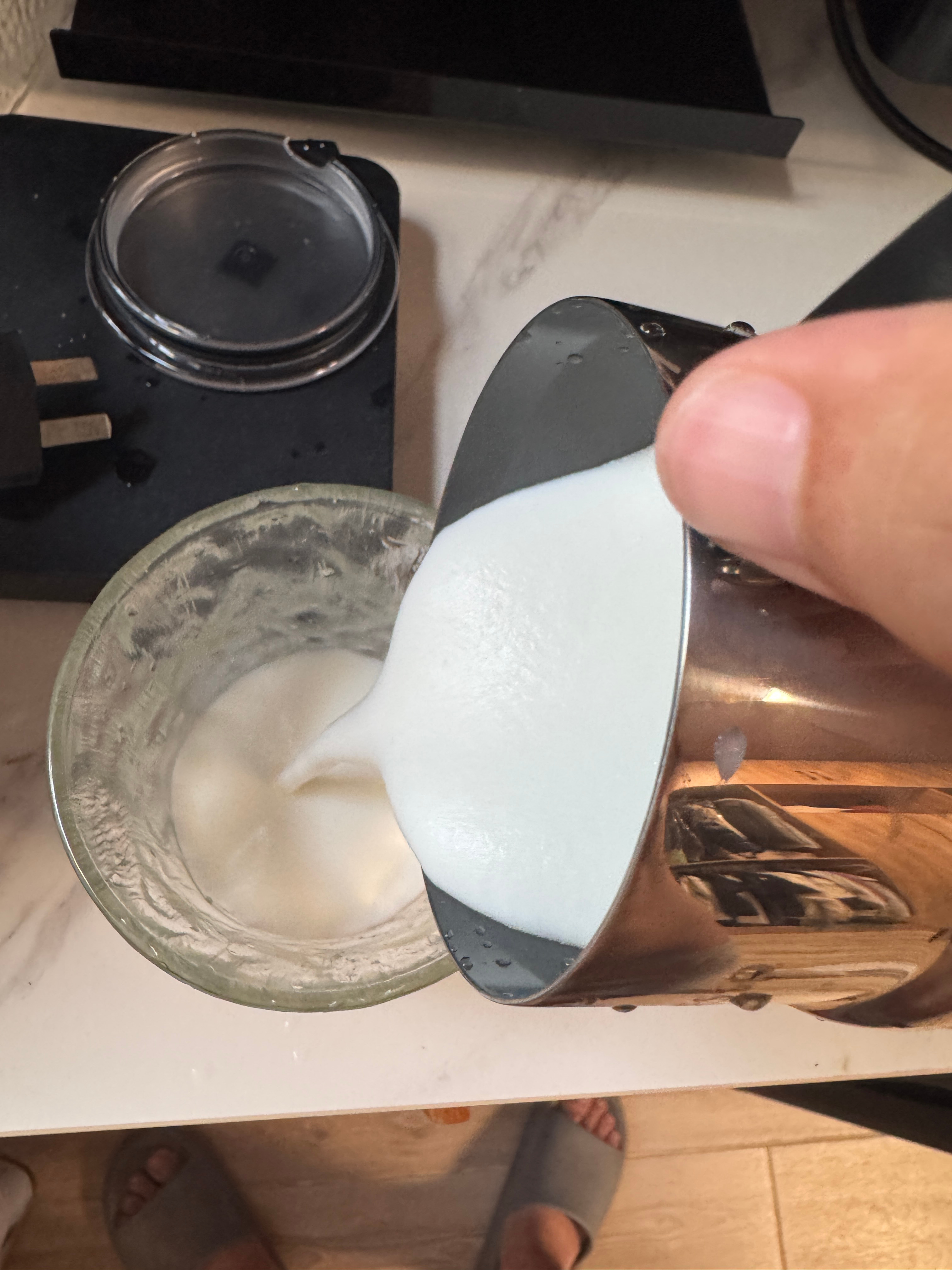 奶泡机的绵密奶泡也太绵密了吧！都倒不出来今早做的玛奇朵 