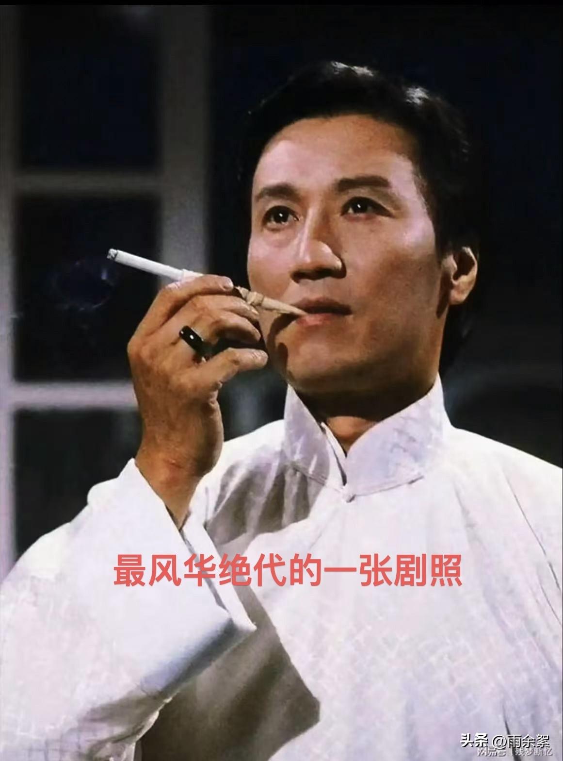 曾经风华万丈又如何？还不是晚年出门全靠轮椅，更被小49岁前任女友频繁“利用”？