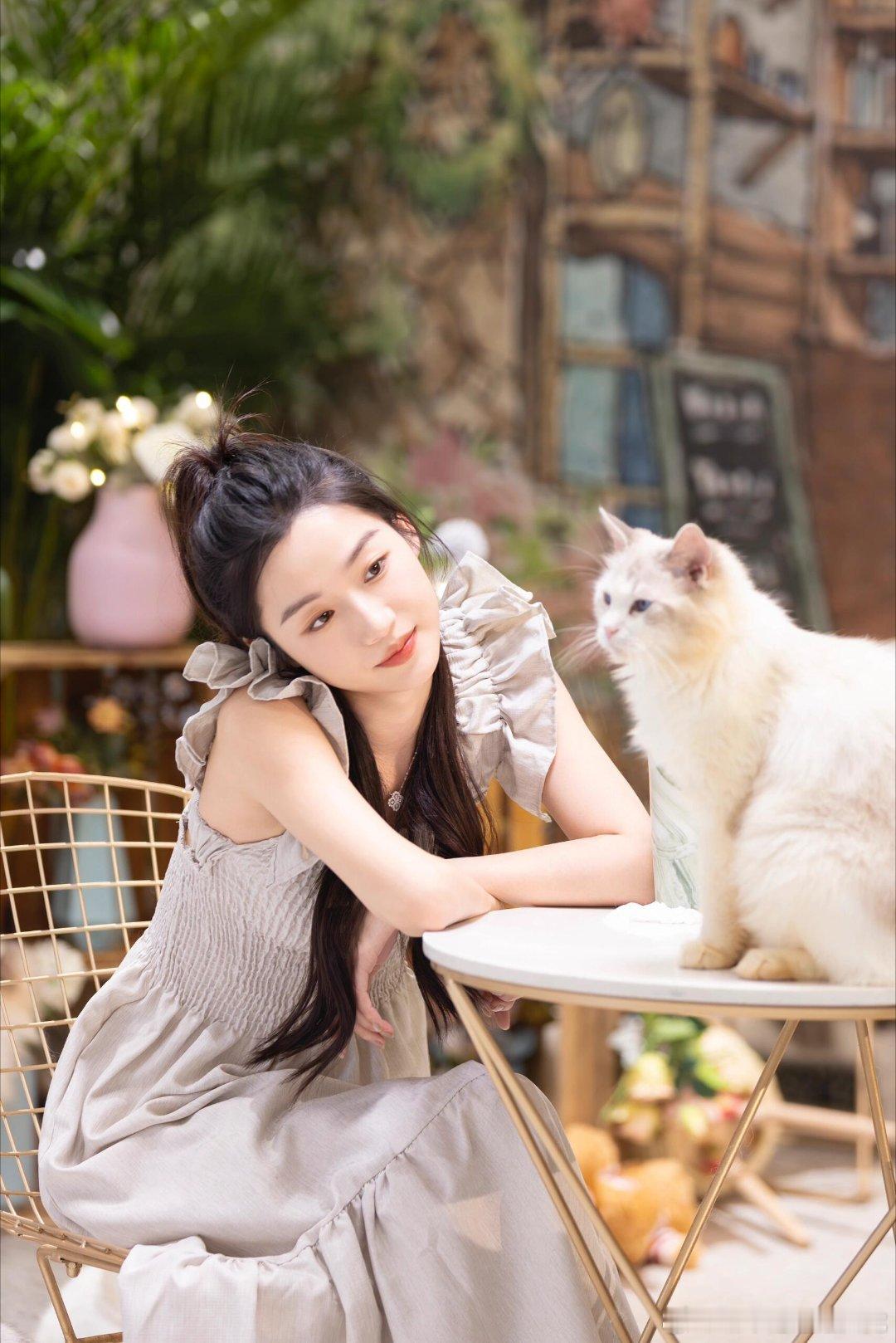 心动的信号[超话]  大家一起去猫咖见到了很多可爱的小猫咪!这几张照片拍的都太有