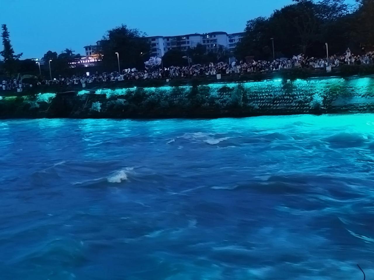 《都江堰南桥水夜景》
南桥南水蓝莹莹
未至南桥心不平
看后始觉很寻常
南桥南水蓝