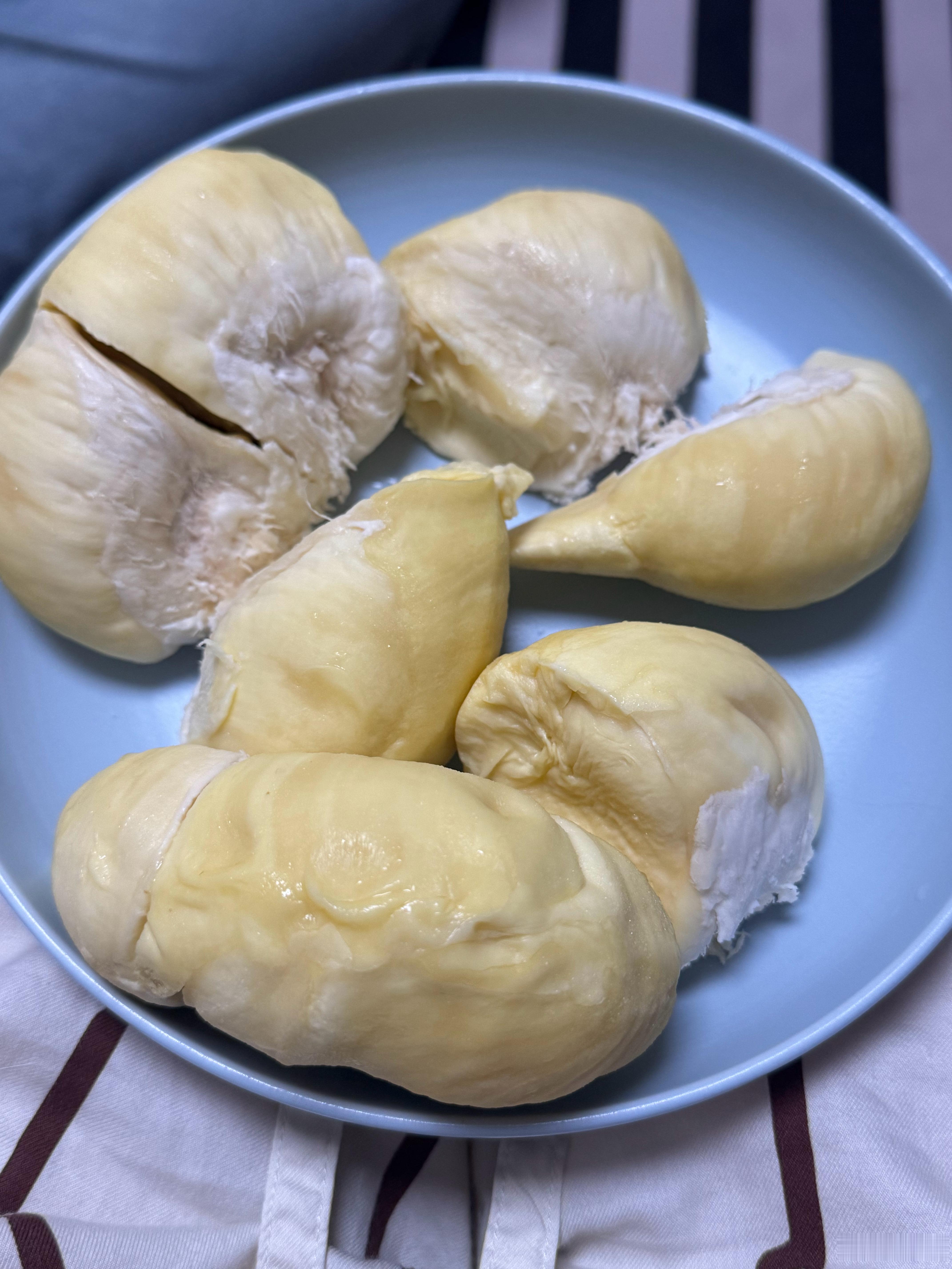 今年第一次买榴莲，感觉今年的榴莲比去年便宜了是不？最近追妍珍的新剧，刚开始看男主