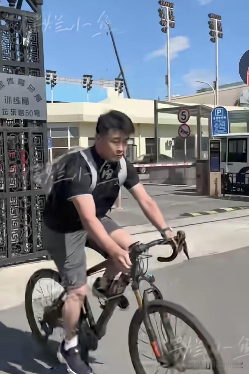 自从国乒几乎从教练到运动员全员被举报以后，梁靖崑开始随时手里提溜头盔了，王皓指导