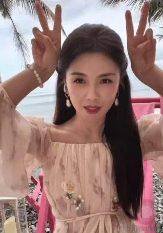 刘涛海边直播 救命！刘涛海边直播的状态我慕了！海风里皮肤透亮，笑起来超甜，还时不