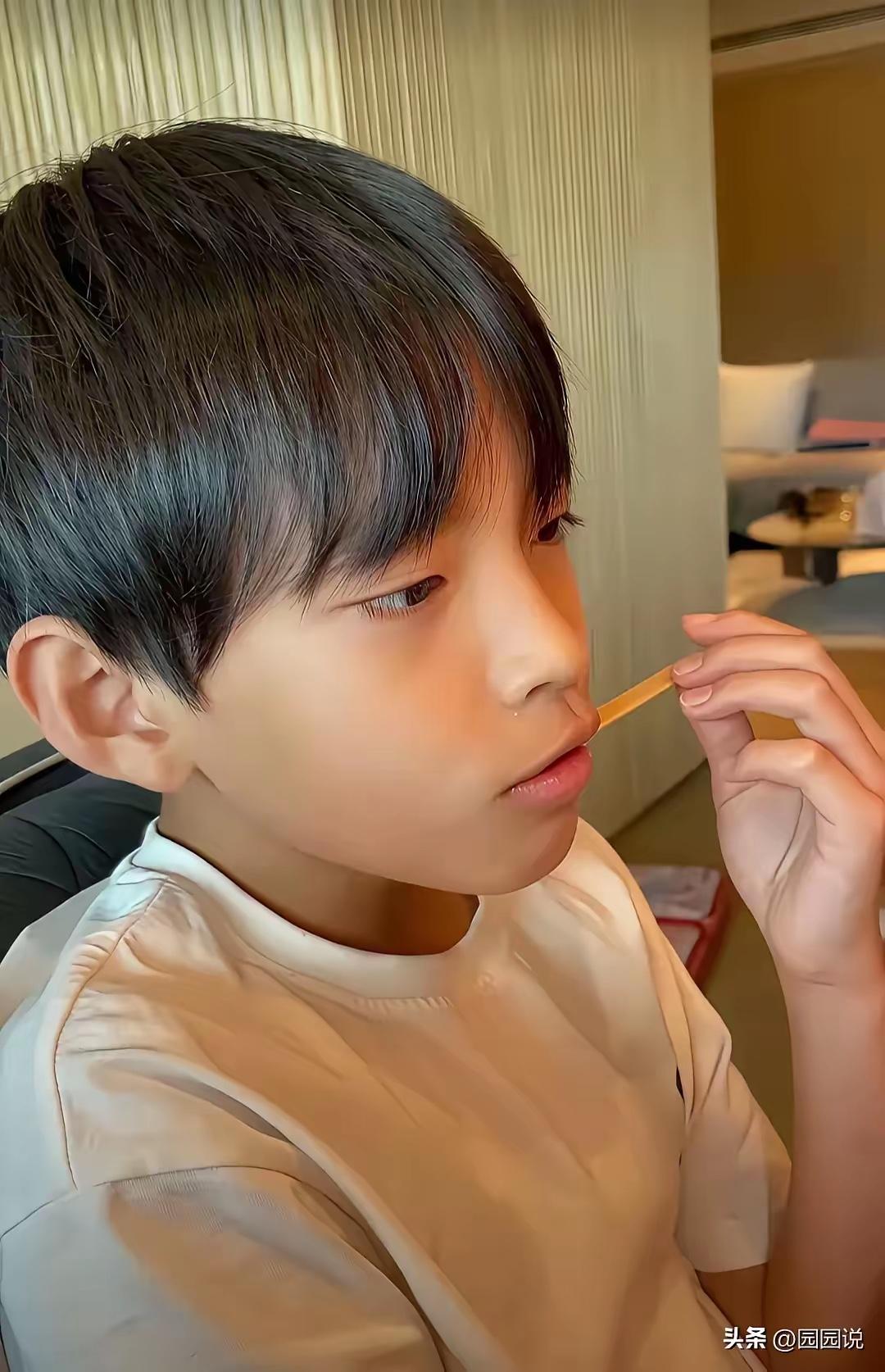 汪汪小菲的儿子霖霖现在可了不起了，人家可是个乒乓球小将。汪小菲让他学乒乓球课，孩