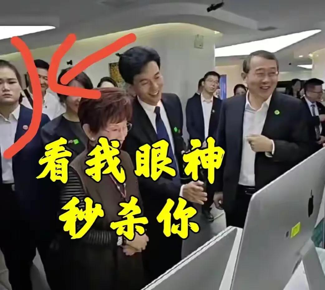 4月20日下午国民档洪秀柱率团抵达深圳参访，下飞机收到一束花，洪秀柱笑称，“刚下