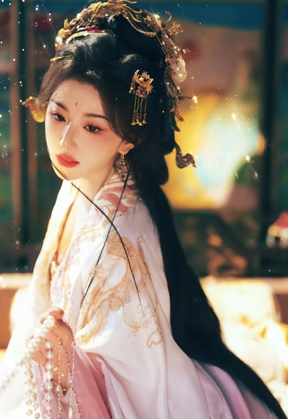 孔雪儿终于不演小白花了孔雪儿这古装真的太美了！眼神杀我！终于不是小白花了，这才是