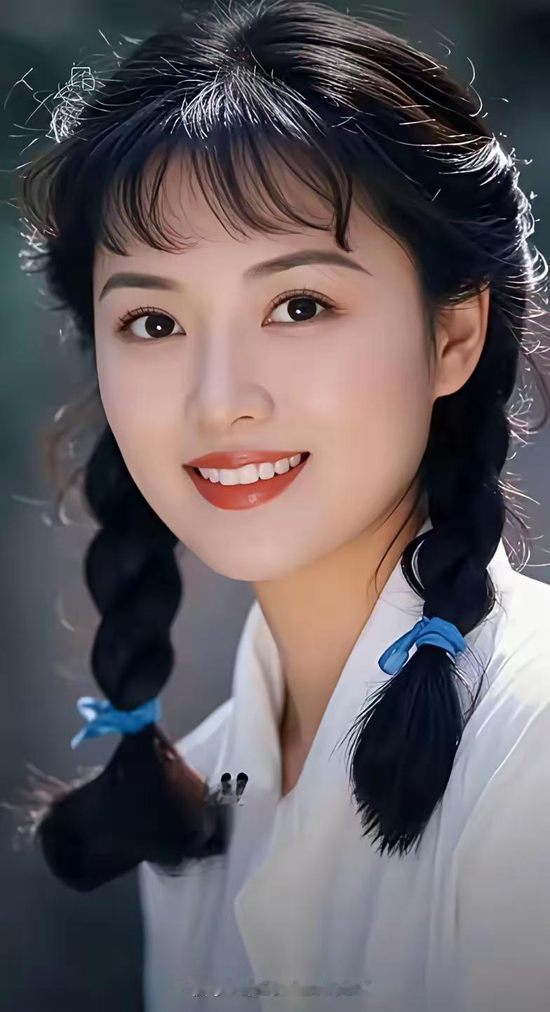 灵动双马尾少女笑眼弯弯，元气明媚似初绽花蕾，清透冷白肌肤，柔光衬鲜活少女感，眉眼