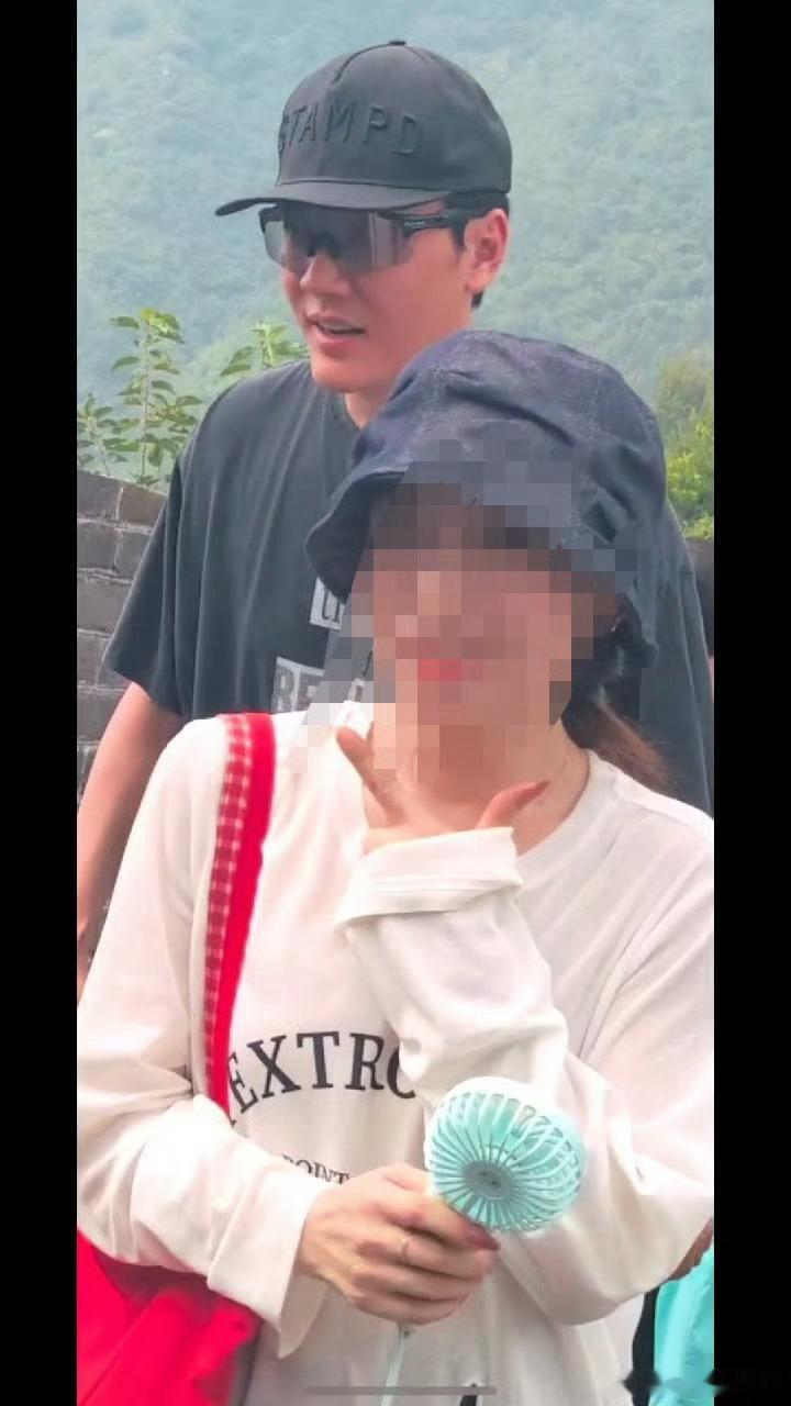 长城偶遇冯绍峰父子有个明星父母确实蛮好的，活在聚光灯底下近日，冯绍峰带着7岁儿子