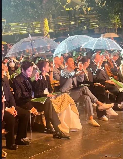 演员们好敬业呀！这场景是剧中场景还是生活中的场景呢？是下雨了还是在躲太阳呢？
有