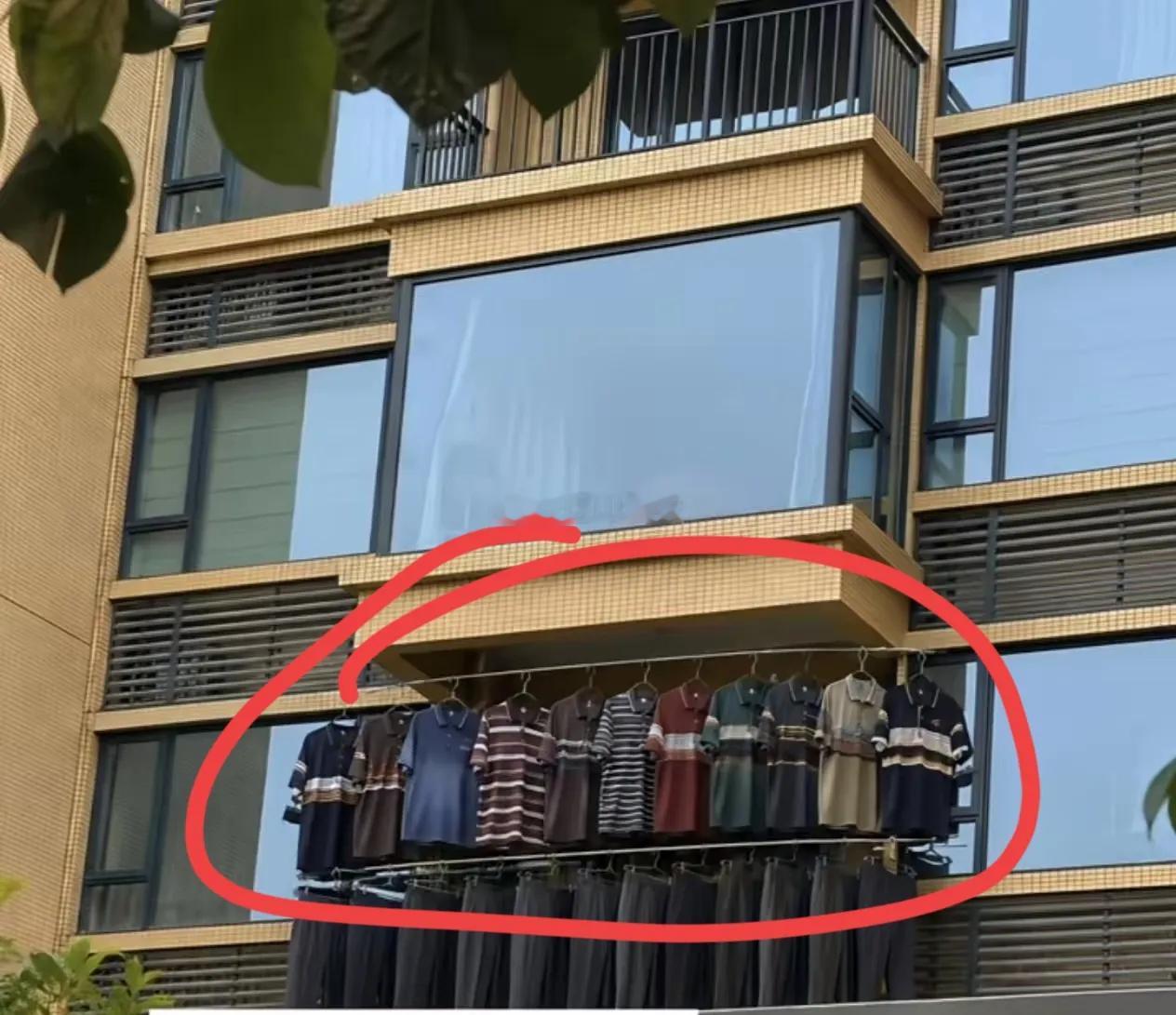 大家猜一猜，这户业主是做什么工作的？有人说是语文老师，有人说是数学老师，大家一起