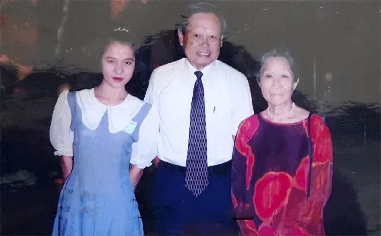 1995年，19岁翁帆和杨振宁、杜致礼夫妇在广东同框，一张罕见合影。

那年翁帆