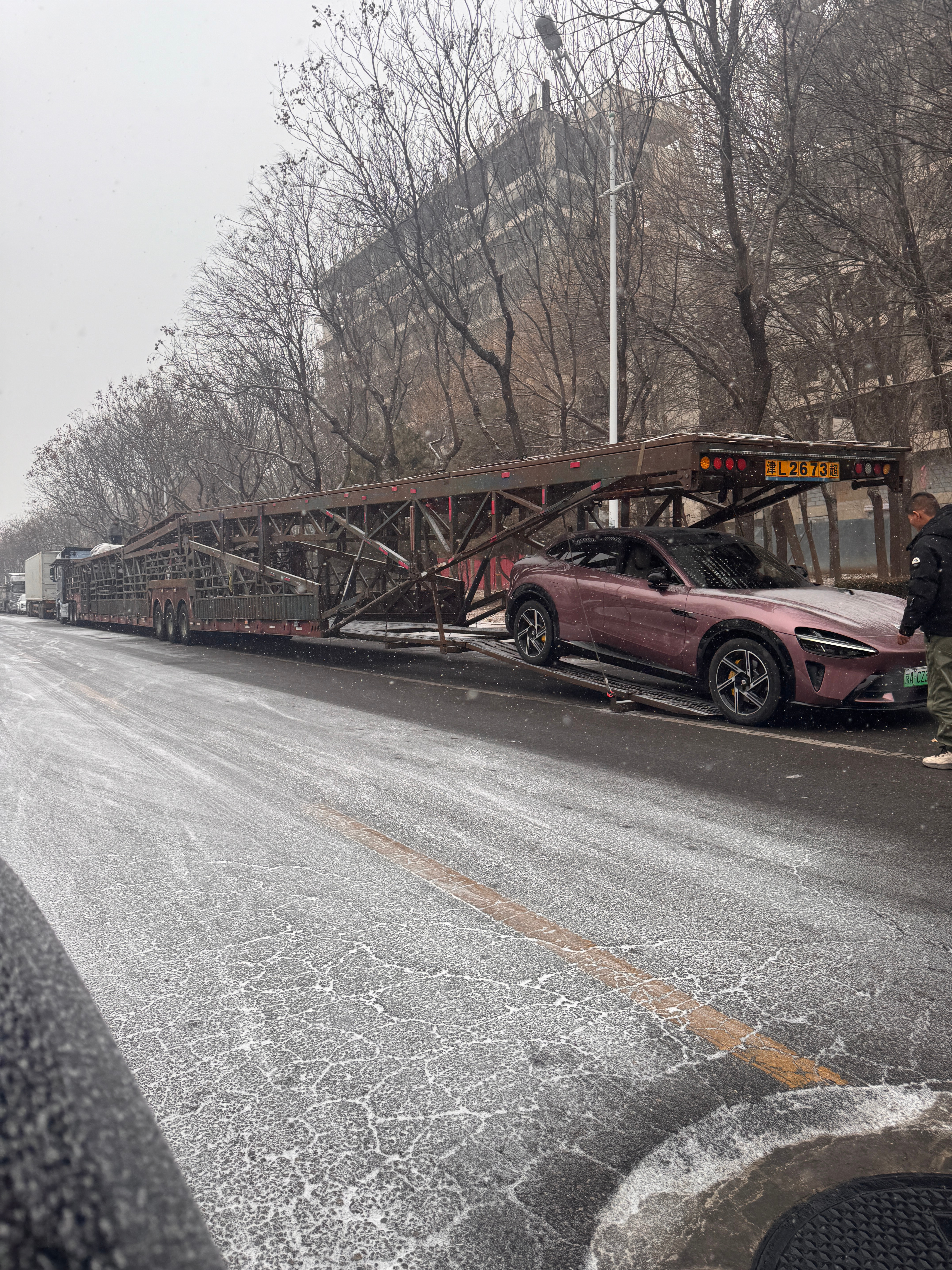 拖延的报应来了。昨天我终于把yu7送到了托运公司打算运到新疆拍游记，结果因为北京