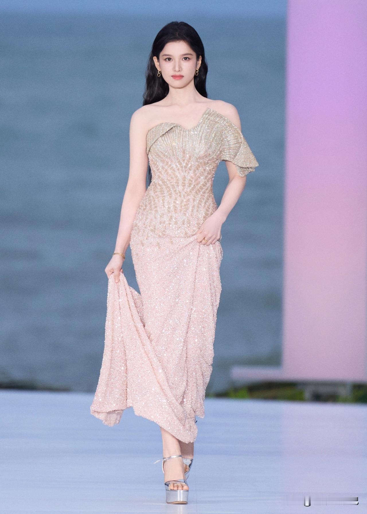 这组造型真的太出圈了，美出天际