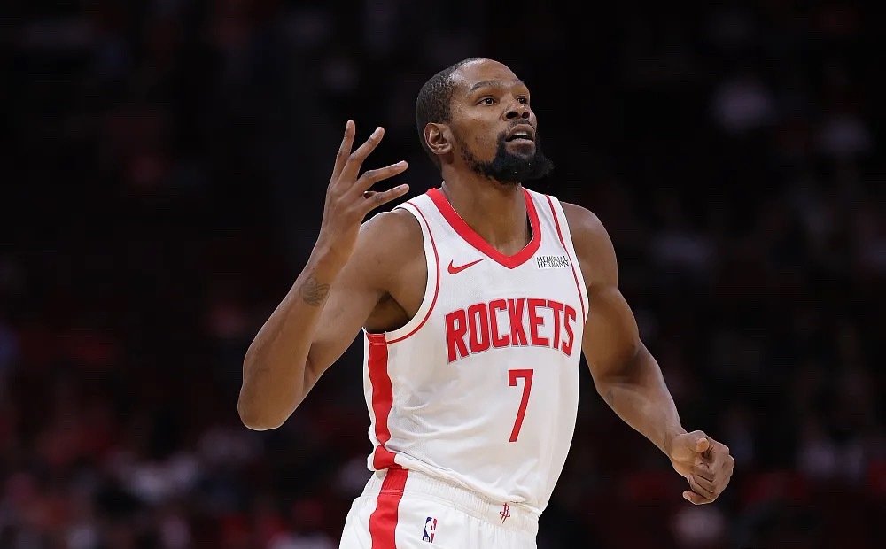 杜兰特生涯总得分距离乔丹只差25分，有望在下一场实现超越。杜兰特在采访中谈到了乔