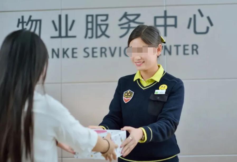 贵州黔南，男子购买了某小区一套房，但很少居住，可物业却定期来催缴物业费。男子就以