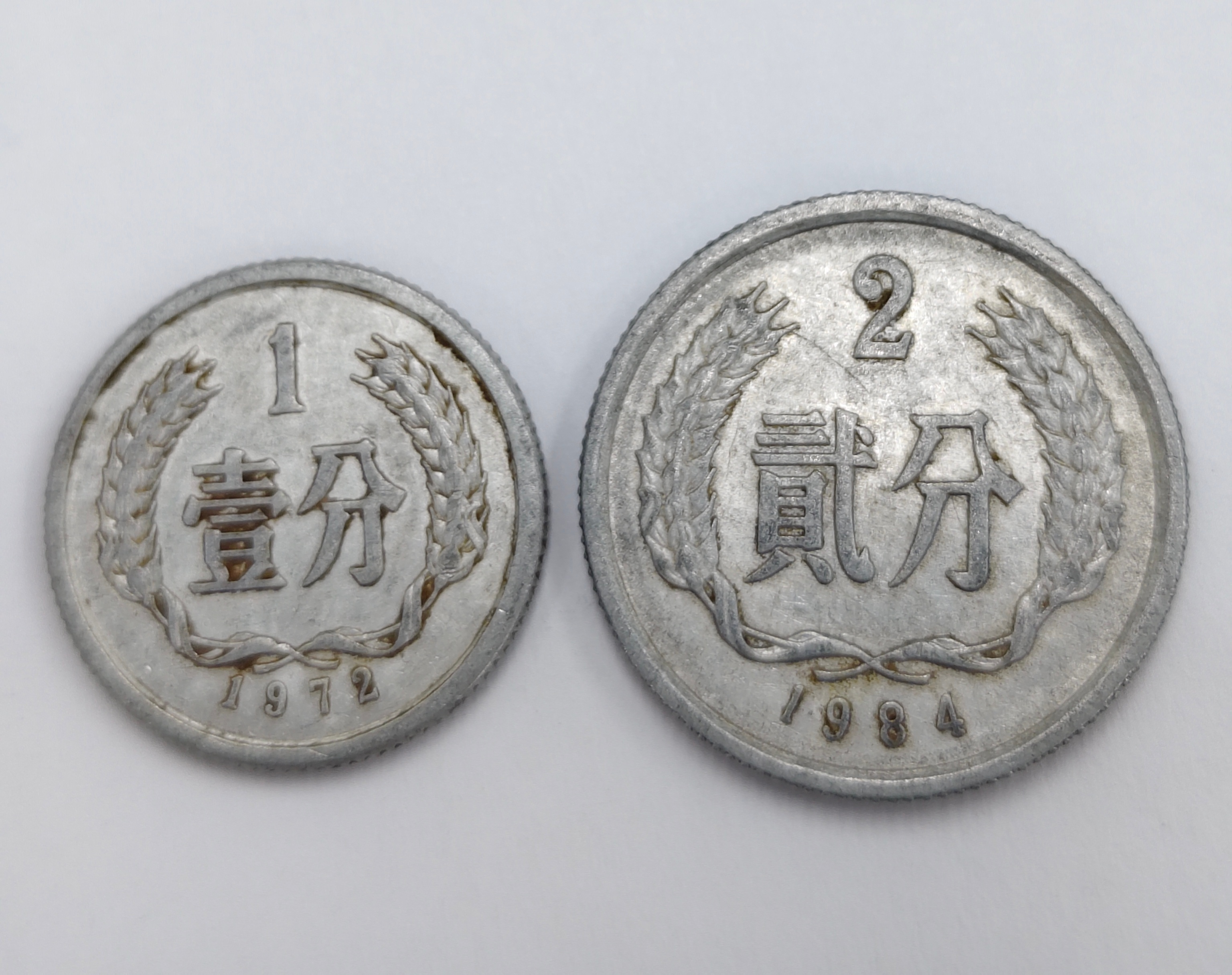 在孩子的小猪存钱罐里竟然掏出来两个分币