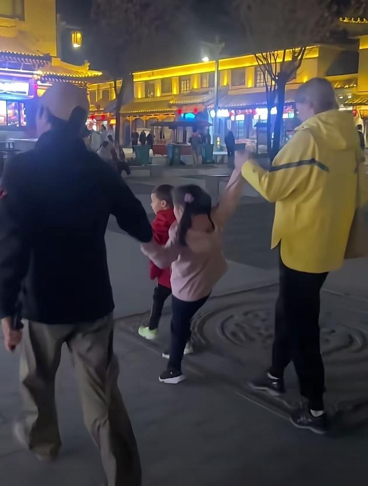 撒贝宁带龙凤胎完全放下明星架子，温柔细节拉满，妥妥玩伴式奶爸。
 
商场给娃挑鞋