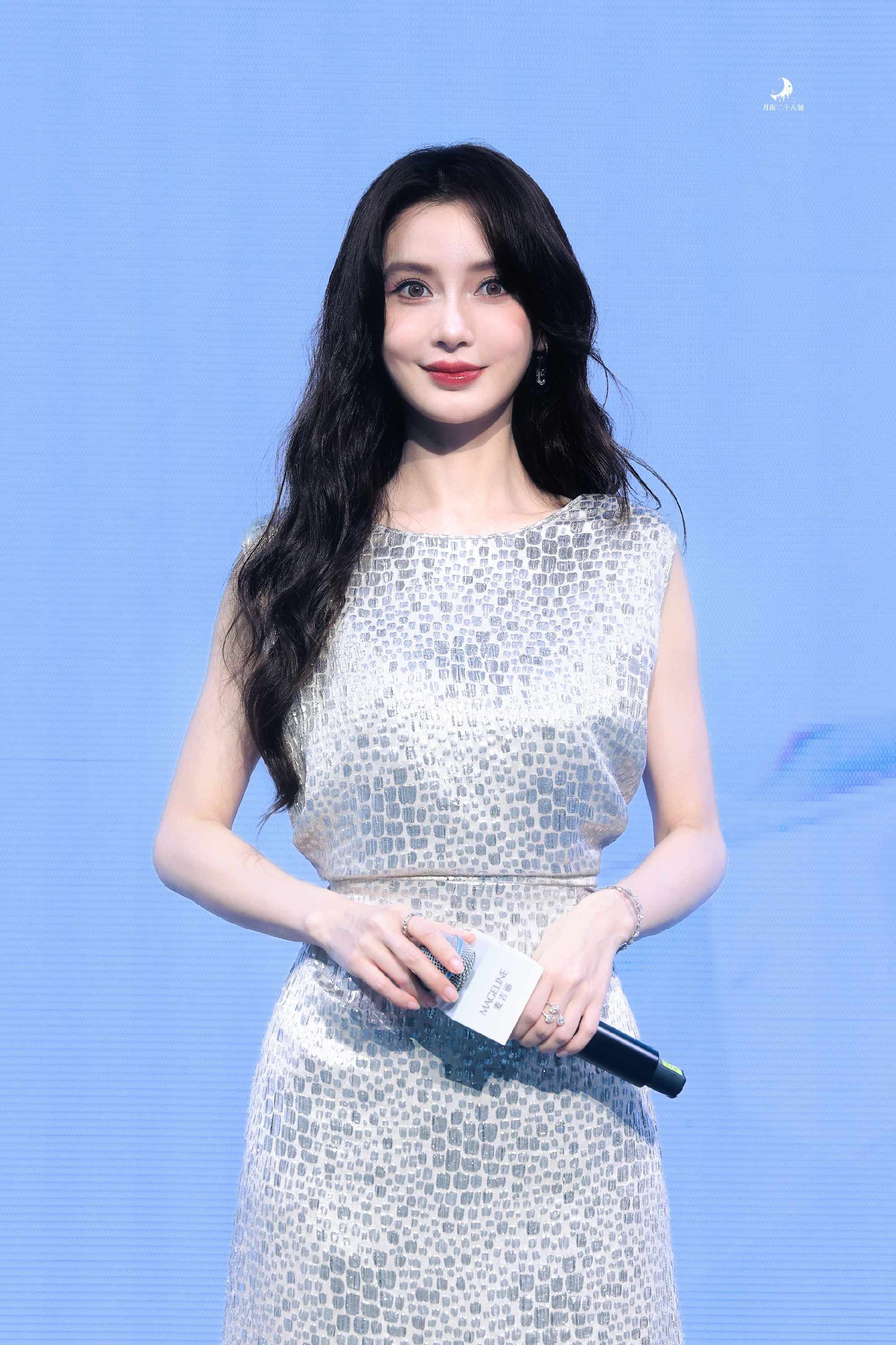 angelababy ⼁杨颖 想和你亲口说晚安 先亲口说(ง •̀_•́)
