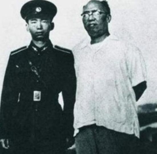 1963年，总政治部主任罗荣桓去世，他去世前曾希望萧华接替他的位置，然而萧华太年